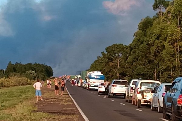 El fuego no da tregua a Corrientes: una cortina de humo obstaculizó la vista en Ruta N° 12