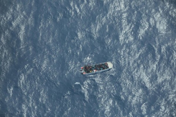 Se hundió una barcaza con inmigrantes y se temen decenas de fallecidos