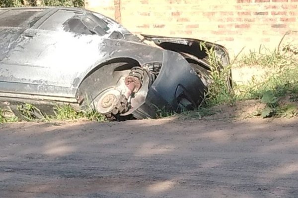 Un automóvil fue a parar a una zanja, se prendió fuego y le robaron las ruedas