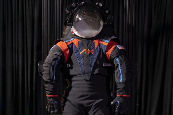 Cómo es el traje espacial que diseñó la NASA para la misión Artemis III