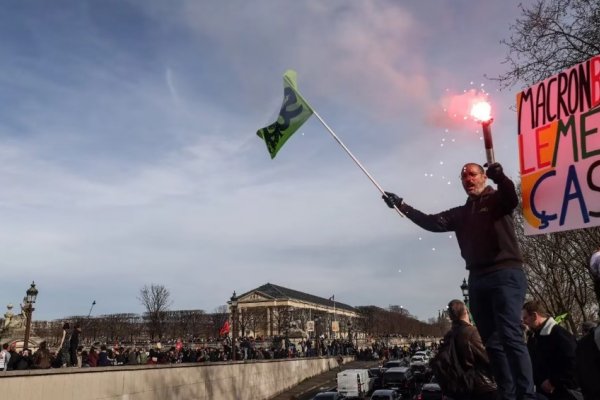 Trabajadores y estudiantes llaman a “bloquear” Francia tras la aprobación de la reforma previsional