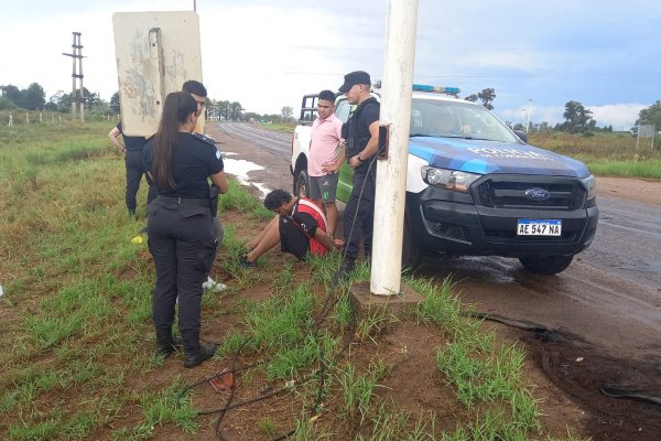 La Policía demoró a un sujeto que junto a otro fueron observados intentado sustraer cables de una jirafa de iluminación