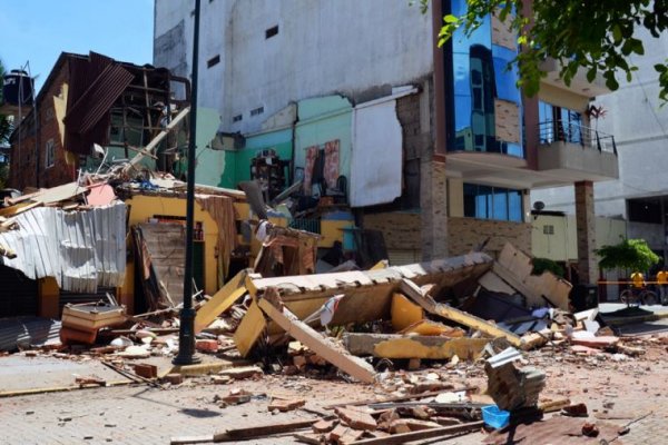 Ya son 15 los muertos y más de 400 los heridos por el sismo que sacudió a Ecuador y Perú