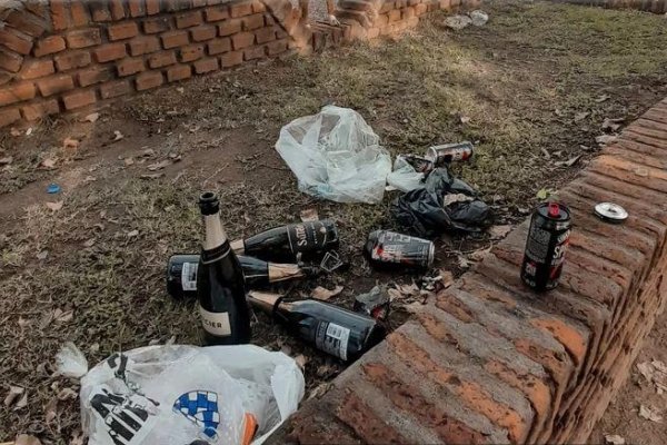 Indignación en Corrientes por la basura en la rotonda de Poncho Verde