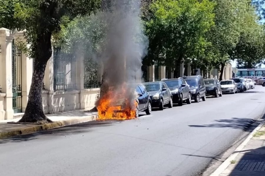 Un auto se incendió cerca del colegio Nacional General San Martín