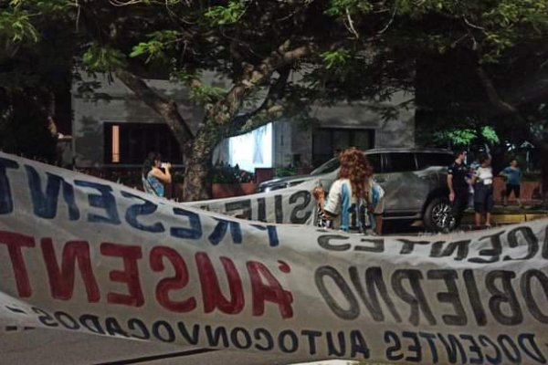 Docentes provinciales protestaron frente a la residencia oficial del gobernador