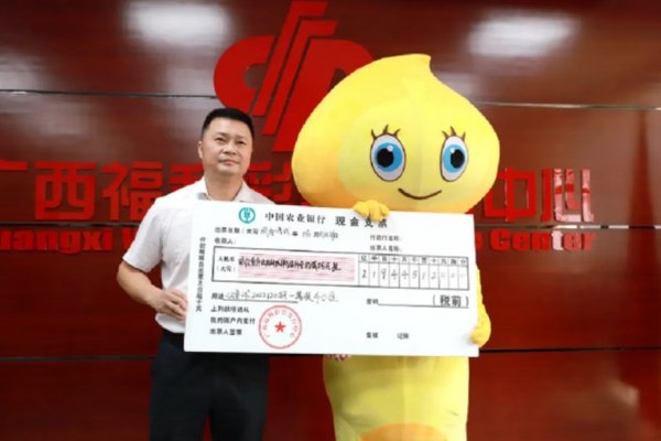 China: Un hombre ganó la lotería y fue a retirar el dinero disfrazado de pollo para que su familia no se entere