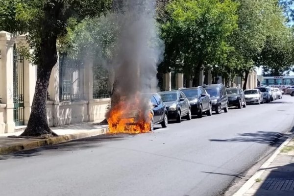 Un auto se incendió cerca del colegio Nacional General San Martín
