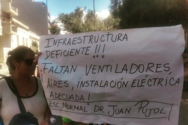 Tutores de primaria de la Escuela Normal realizaron una protesta con corte de calle