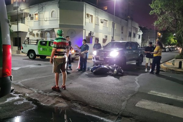 Accidente entre un auto y una camioneta en pleno centro de la capital correntina