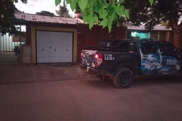 La Policía ayudó a una familia en el incendio de su vivienda en el barrio Molina Punta