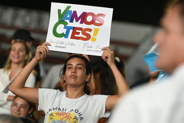 Corrientes y otra polémica contratación: un encuestador electoral trabaja para el gobierno