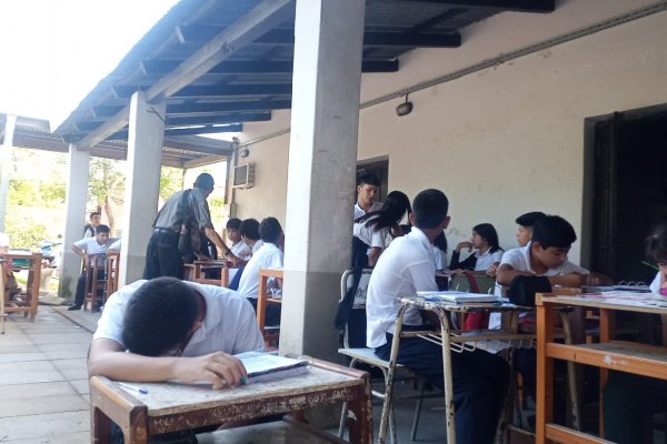 Barrio Colegio Santa Rita: clases en el patio con 40° de calor porque no tienen ventiladores ni instalaciones eléctricas