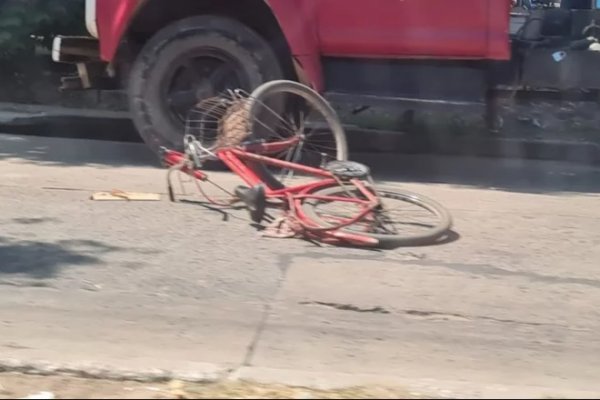Una nena cayó de una bicicleta y fue arrollada por un camión