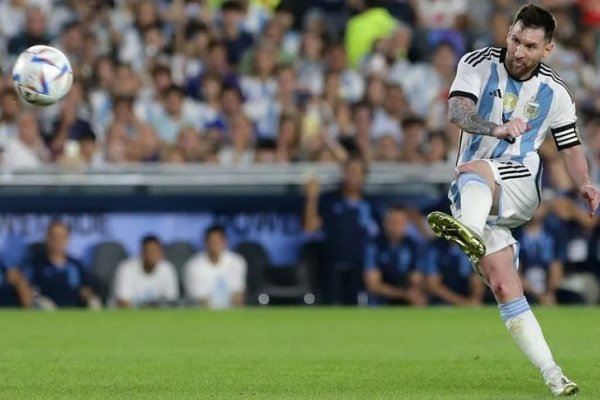 El gol número 800 de Messi: tremendo tiro libre ante Panamá y fiesta en el Monumental