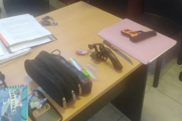 Un alumno de 14  tenía un revólver y un cuchillo en la mochila