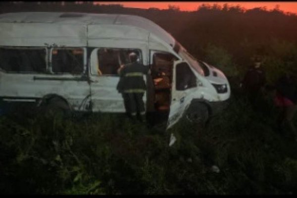 Corrientes: un camión chocó a un furgón que trasladaba a un equipo de vóley