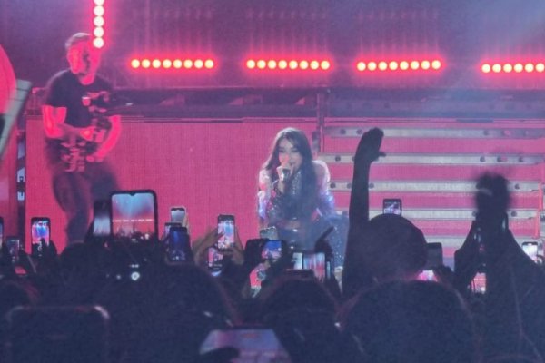 María Becerra hizo cantar y bailar a los correntinos en el Anfiteatro Cocomarola