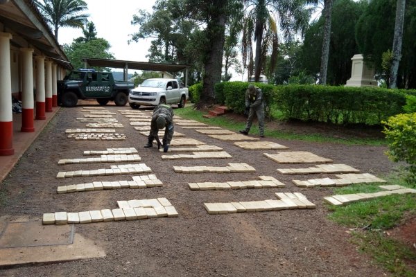 Secuestran camioneta abandonada con más de 1.200 kilos de marihuana