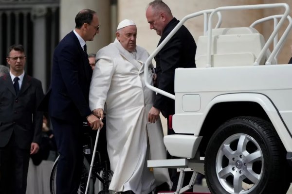El Papa Francisco tiene una infección pulmonar y seguirá internado
