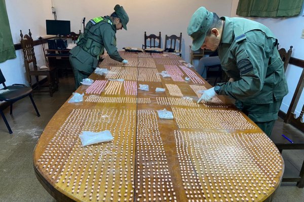 Detienen a una mujer que trasladaba 20.655 pastillas de éxtasis y 4 kilos de cocaína entre sus pertenencias