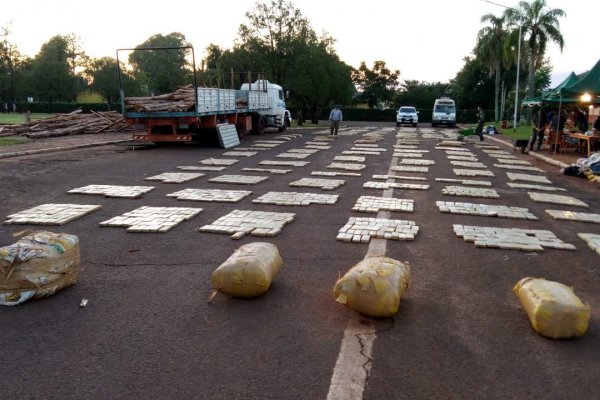 Incautaron más de 3.800 kilos de marihuana bajo postes de madera