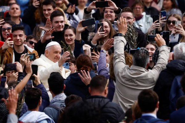 Tras su internación, el papa Francisco presidió la misa del Domingo de Ramos en Plaza San Pedro