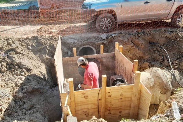 Construyen un importante  desagüe pluvial y más cordón cuneta en el Sol de Mayo