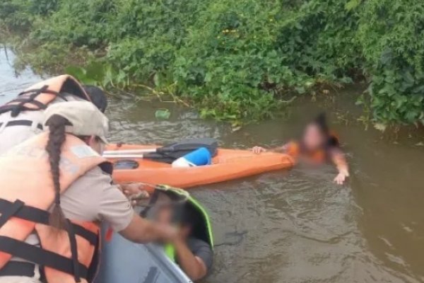 Prefectura asistió a mujeres que cayeron de un kayak