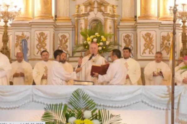 La misa crismal colmó de fieles y religiosos a la Iglesia Catedral