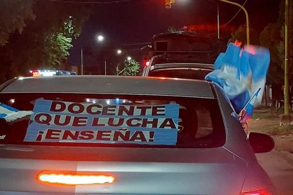 Corrientes: caravana de protesta docente concentró frente a la Residencia Oficial del Gobernador