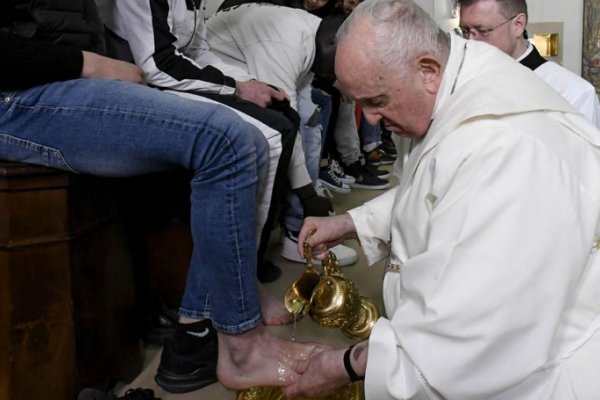 El Papa lavó los pies de 12 presos y pidió no 