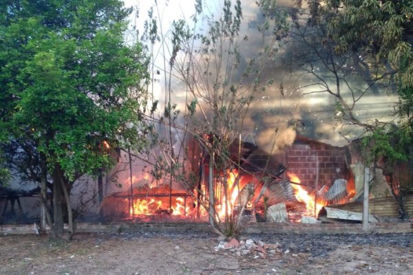 Incendio consumió una vivienda en el interior de Corrientes: los perros estaban atados y murieron calcinados
