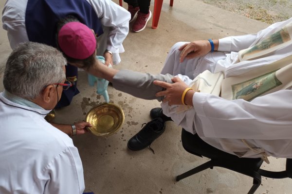 El Obispo Canecín repitió el gesto de Jesús lavando los pies en el Penal de Goya