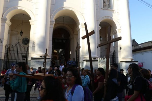 Una multitud cruzó el puente en un vía crucis nocturno de más de 20 kilómetros