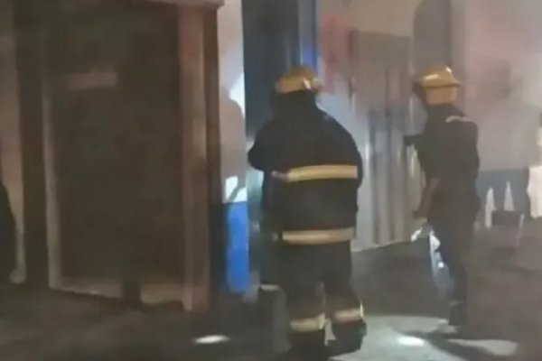 Se desató un incendio en un gapón de una empresa de transporte