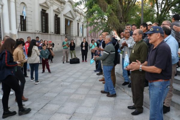 Emotiva despedida a los ex combatientes que viajan a Malvinas