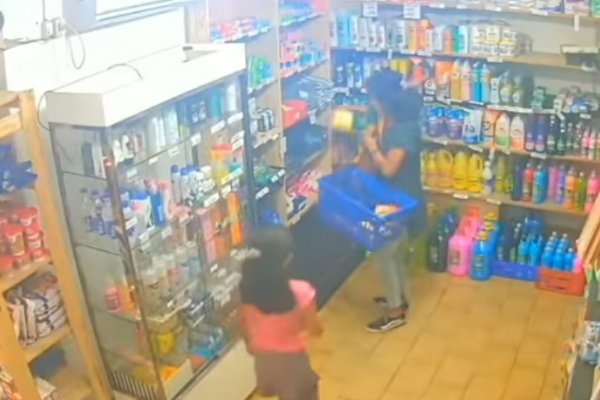 Descubrieron a una mujer robando junto a su hija en un comercio del interior de Corrientes
