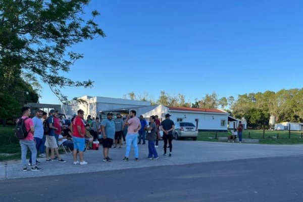 Trabajadores de una avícola de Corrientes acampan buscando evitar el sacrificio de 200.000 aves