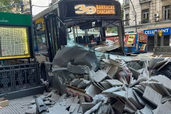 Dio positivo de cocaína el colectivero que chocó contra una pila de baldosas y dejó 14 heridos