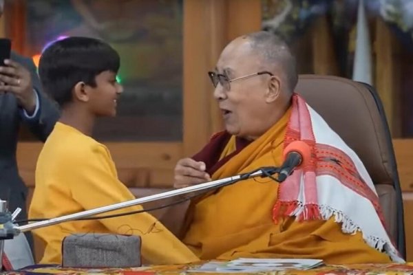 Escándalo por un video en el que el Dalai Lama besa a un niño en la boca