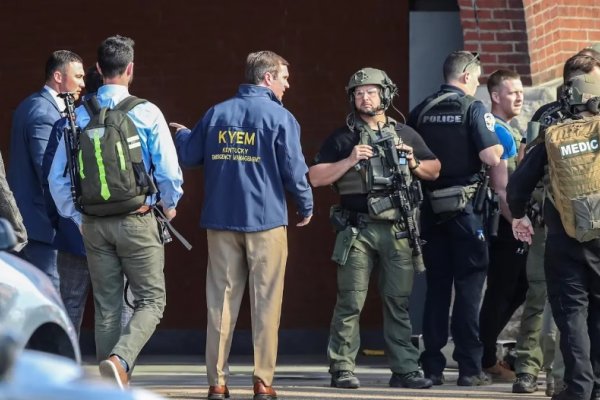 Un hombre armado con un rifle de asalto mató a cuatro personas en un banco y fue abatido por la policía