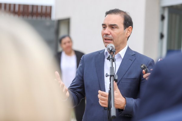 El gobernador Gustavo Valdés reglamentó el ejercicio de las Obstetras