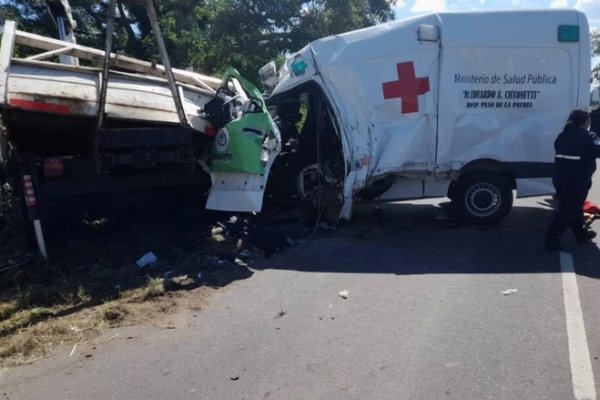 Tres heridos graves tras choque de una ambulancia contra una grúa en el acceso a Paso de la Patria