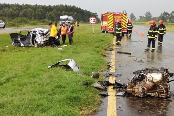 Bomberos correntinos rescataron a una pareja tras un accidente en Ruta 14