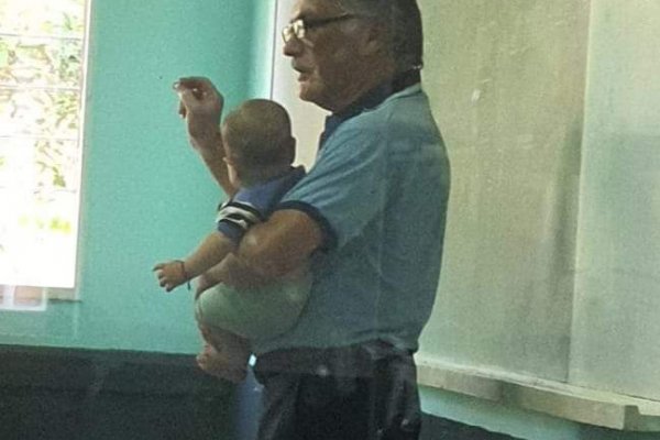 La conmovedora imagen de un profesor correntino con el bebé de una alumna en brazos