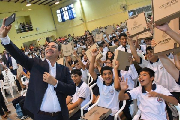 Valdés entregó 594 notebooks a estudiantes de Paso de los Libres y anunció la compra de 20 mil más