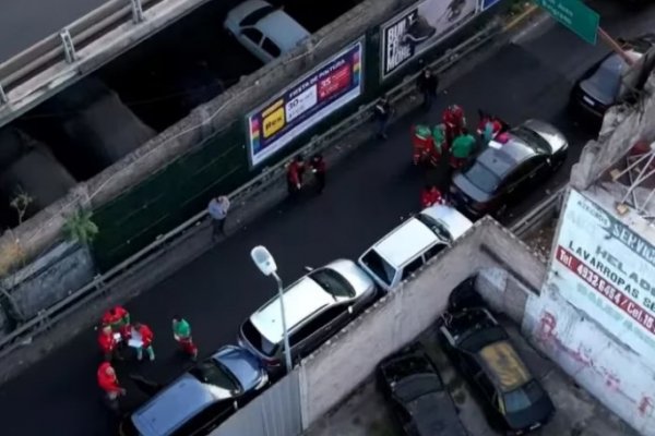 Choque en cadena en la 25 de Mayo entre nueve autos y un camión y hay seis personas heridas