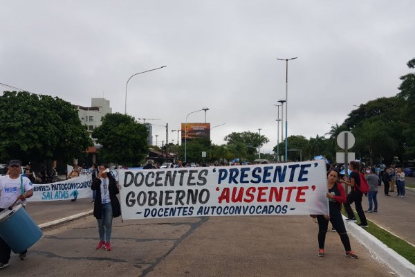 Corrientes: maestros autoconvocados protestaron y cortaron durante minutos el puente interprovincial Manuel Belgrano
