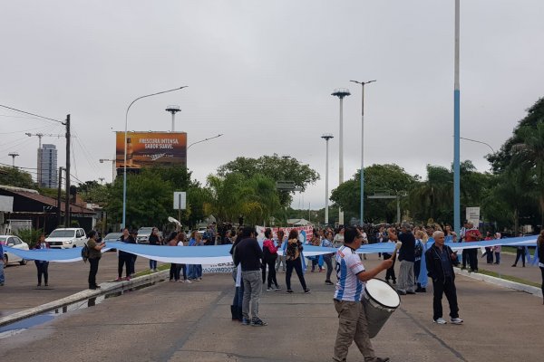 Corrientes: imágenes del corte de tránsito de docentes en el puente Manuel Belgrano